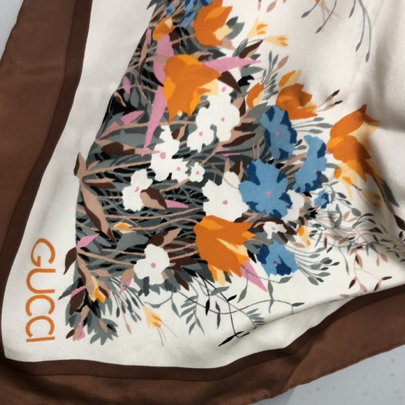 Gucci Vintage Elegant Flora Print Silk Scarf Made in Italy. Rare find. VTG - Picture 7 of 13